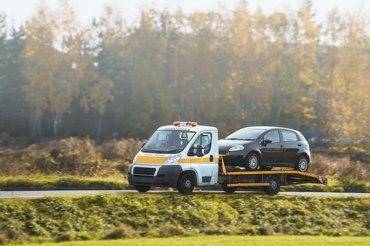 Эвакуатор увозит машину